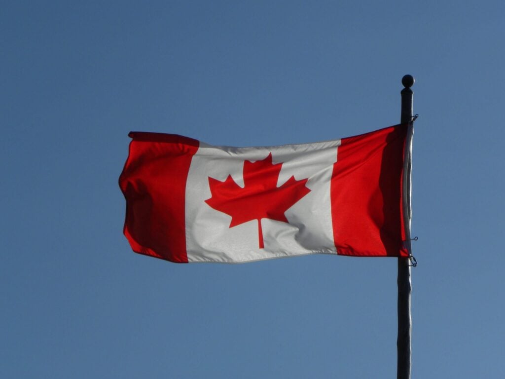 Bandeira do Canadá, céu azul