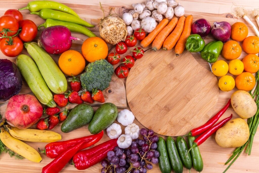 Legumes e verduras em cima de mesa