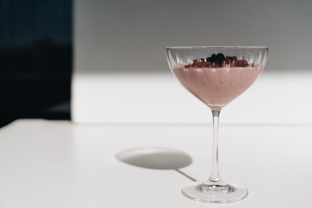 Taça de vidro com mousse de leite ninho e chocolate