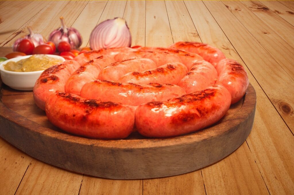linguiça em cima de tábua