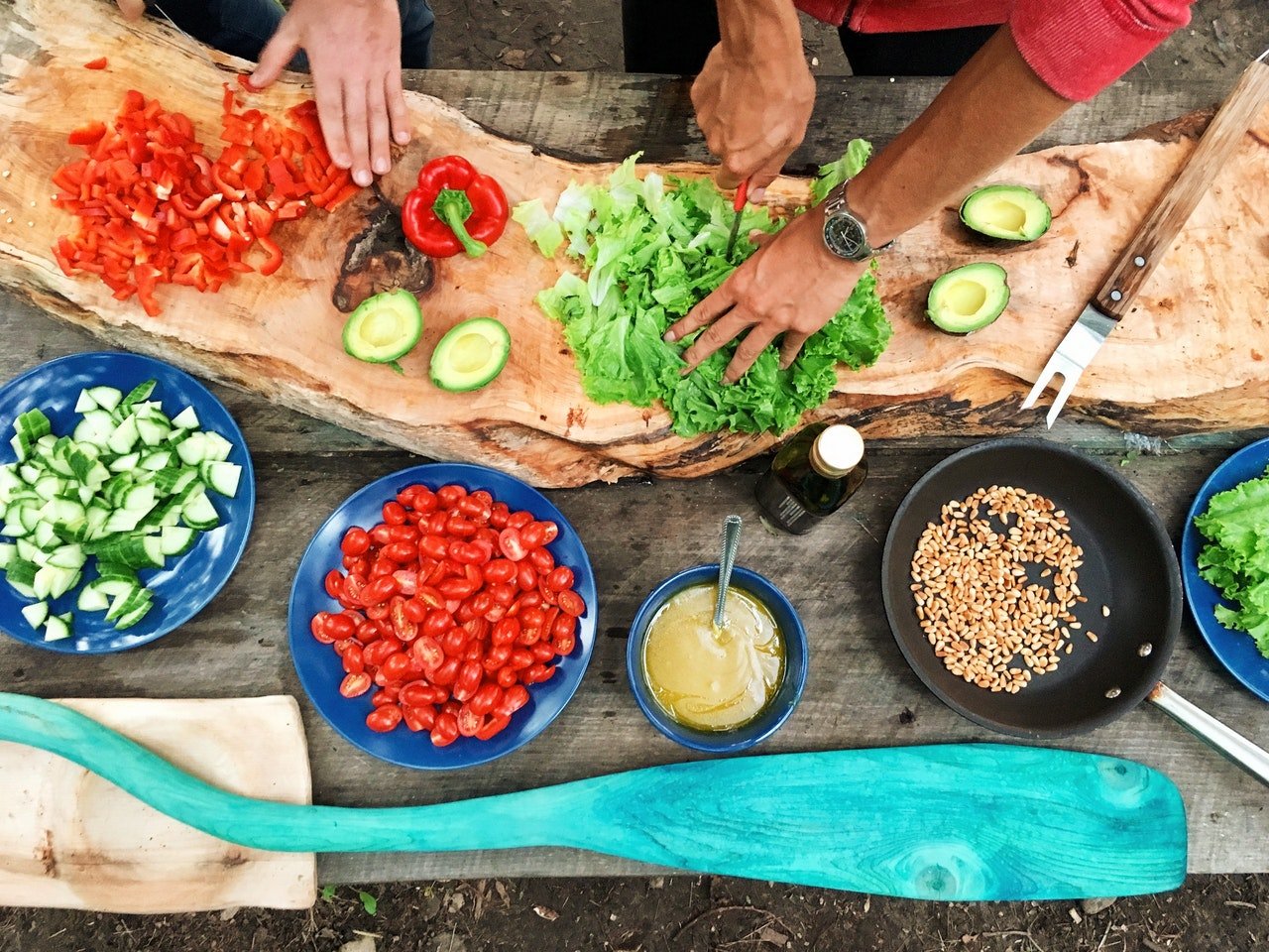Duas pessoas usando verduras e legumes, vista de cima