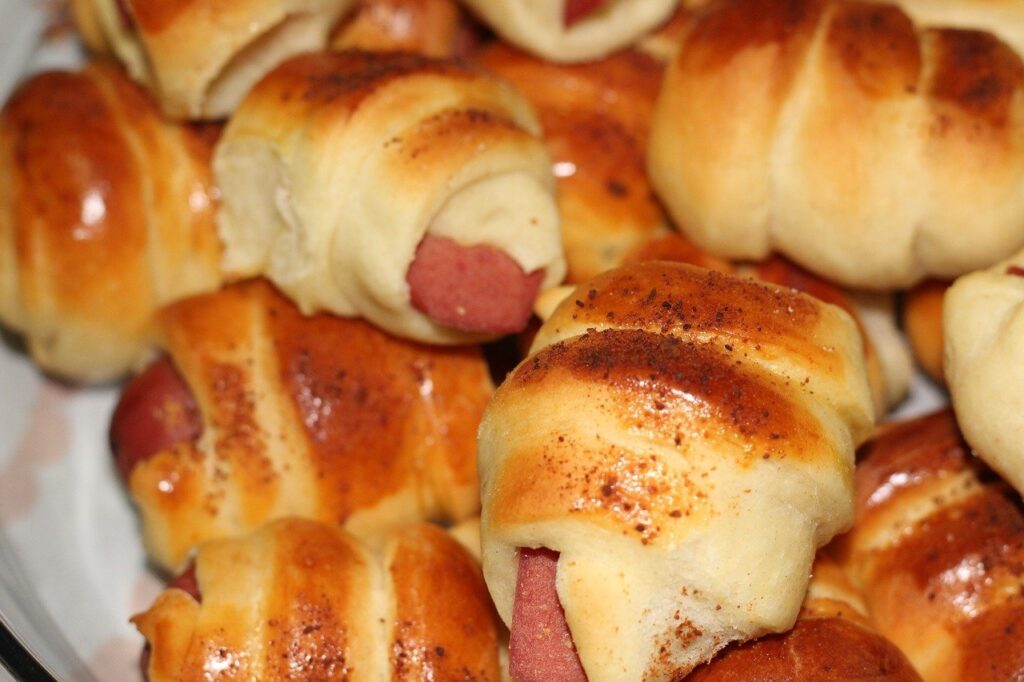 mini cachorro quente, uma das opções de salgados de forno para revenda