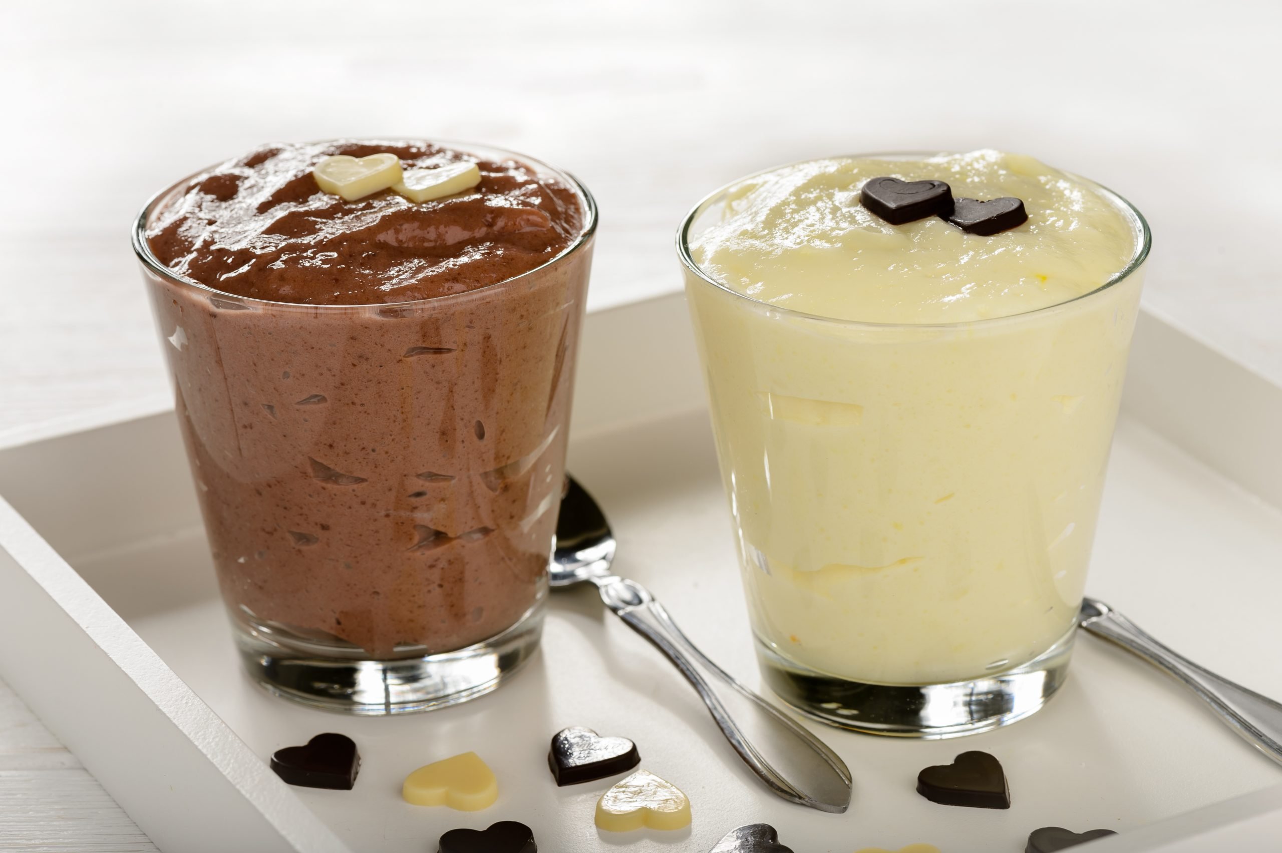 Copos com mousse branco e preto