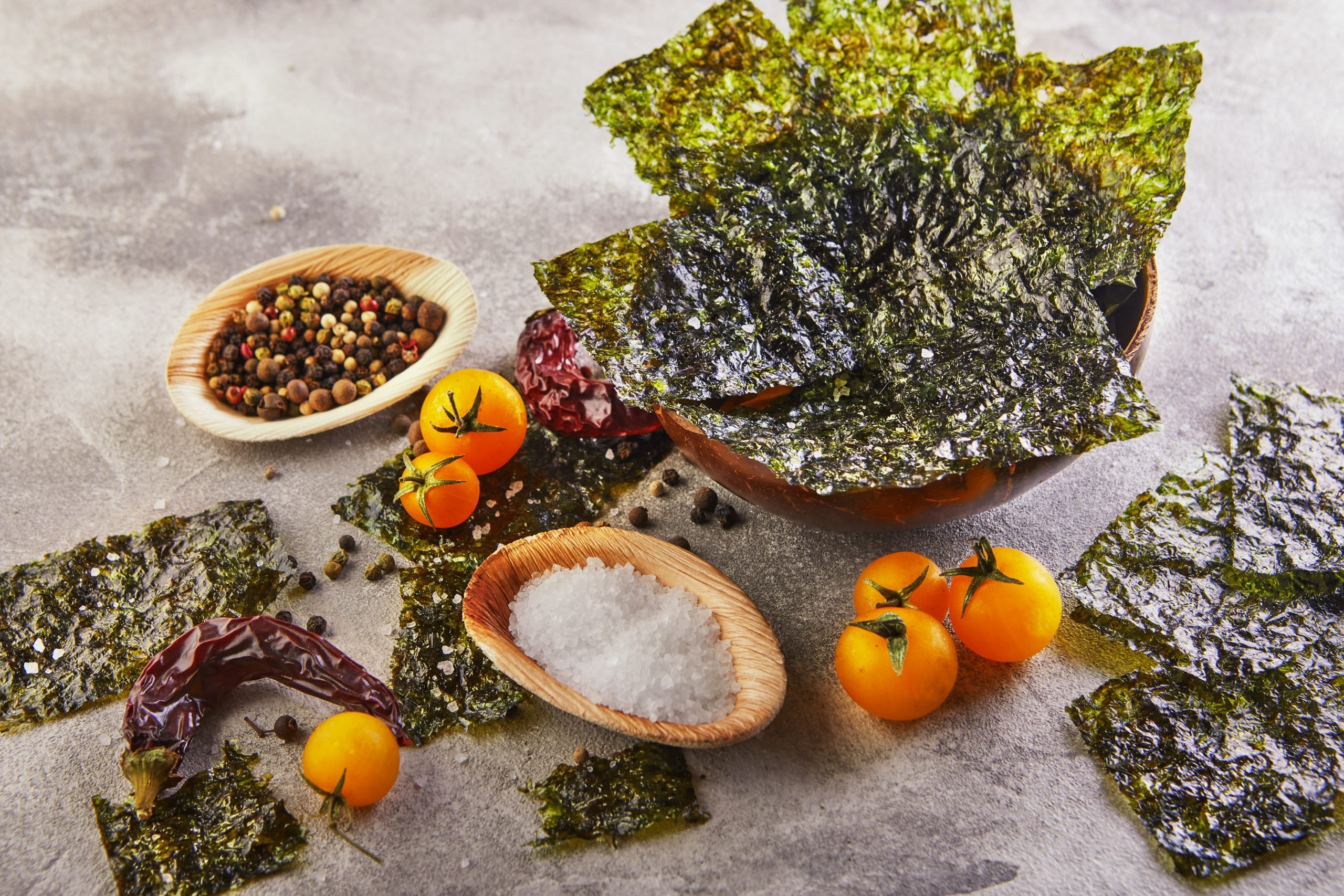 Nori chips, alga crocante, acompanhada de sal e temperos