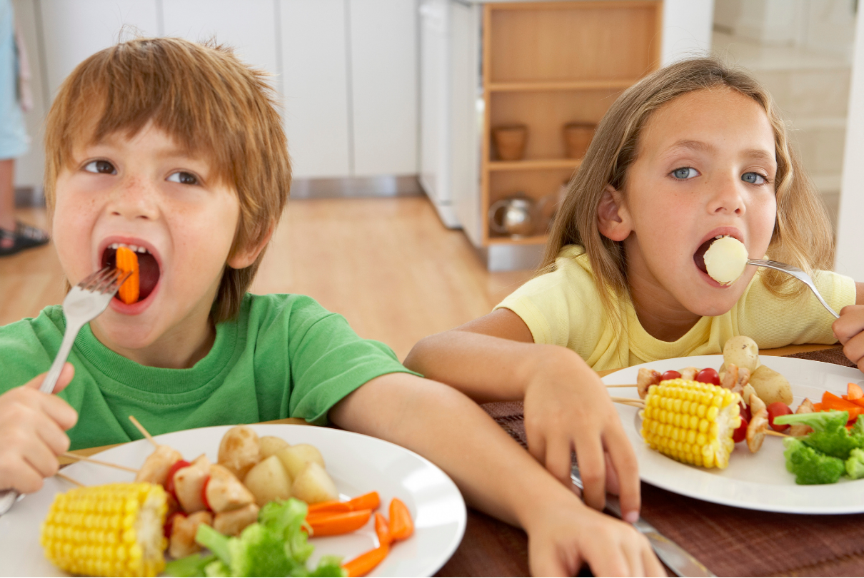 crianças comendo