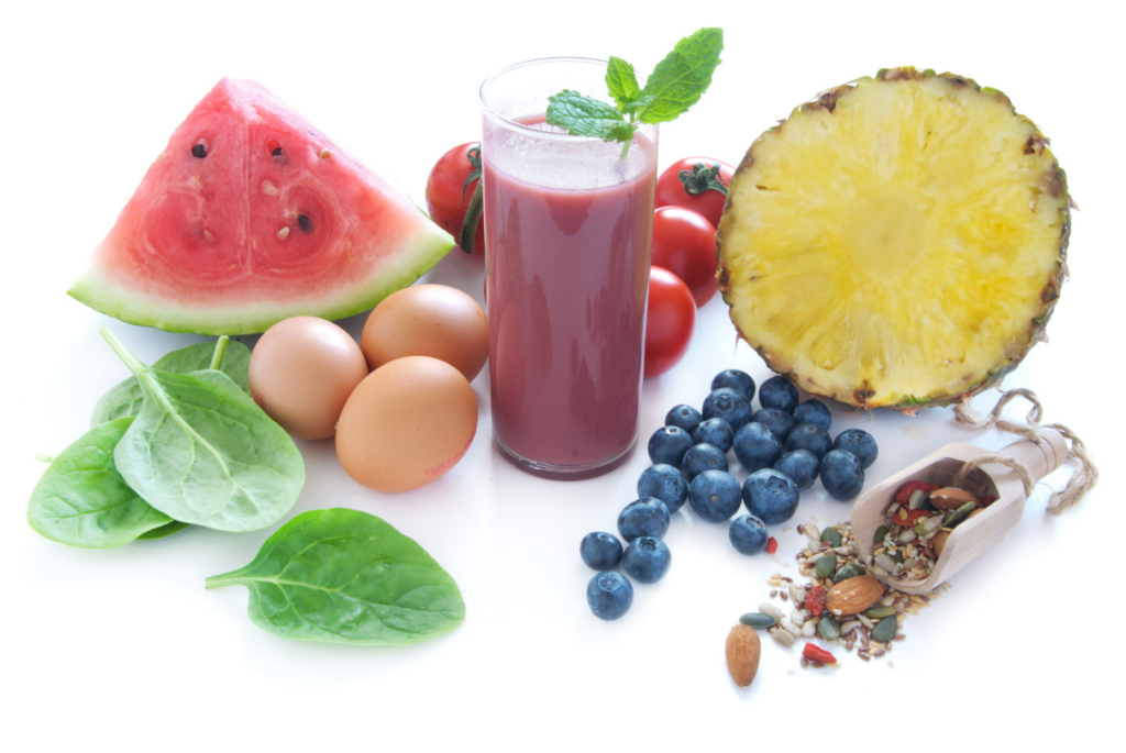 Alimentos saudáveis dispostos em fundo branco