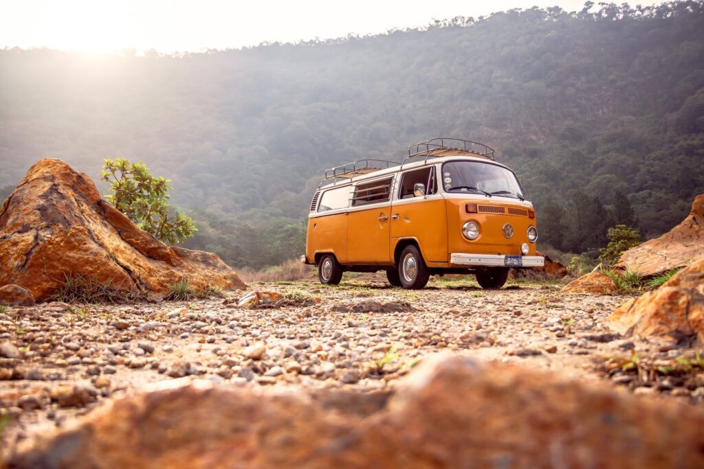 Kombi amarela em paisagem natural, representando a jornada de aprendizagem do Curso Culinária Vegana com a Kombi Cura
