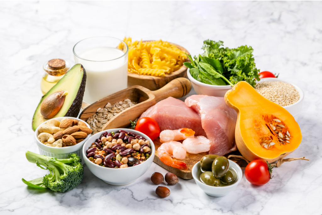 Mesa com alimentos de dieta mediterrânea