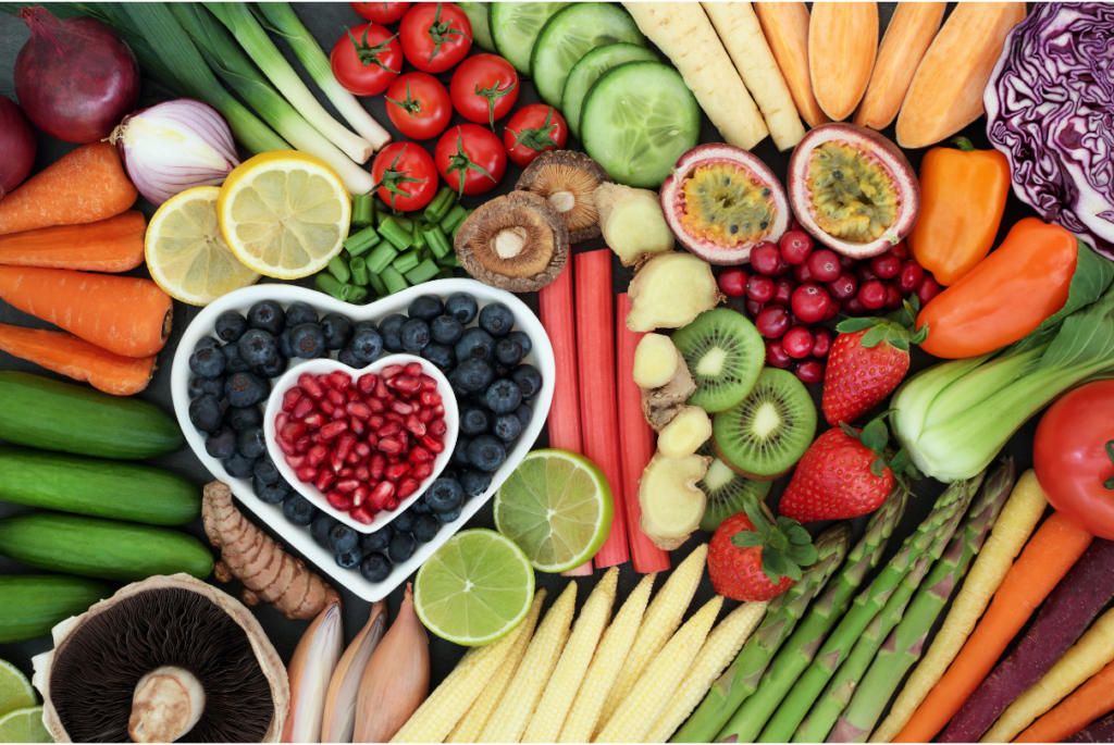Alimentos saudáveis dispostos na mesa