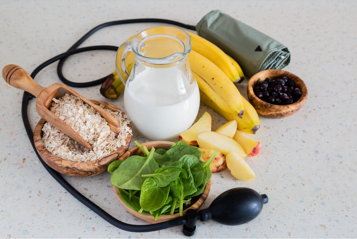 Alimentos com esfignomanômetro ao redor