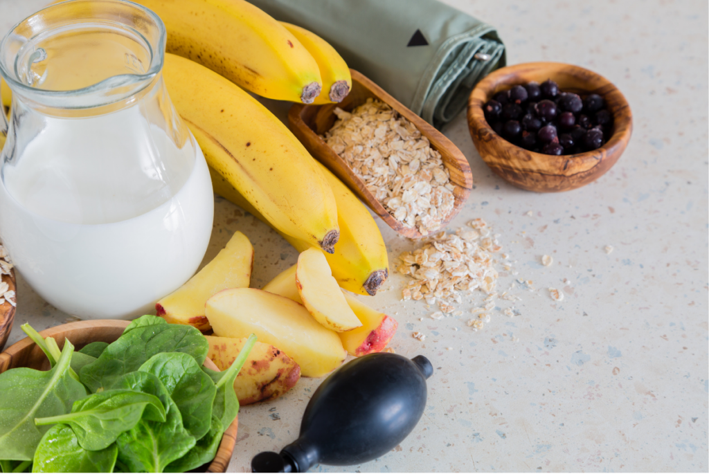 Alimentos com esfignomanômetro ao lado