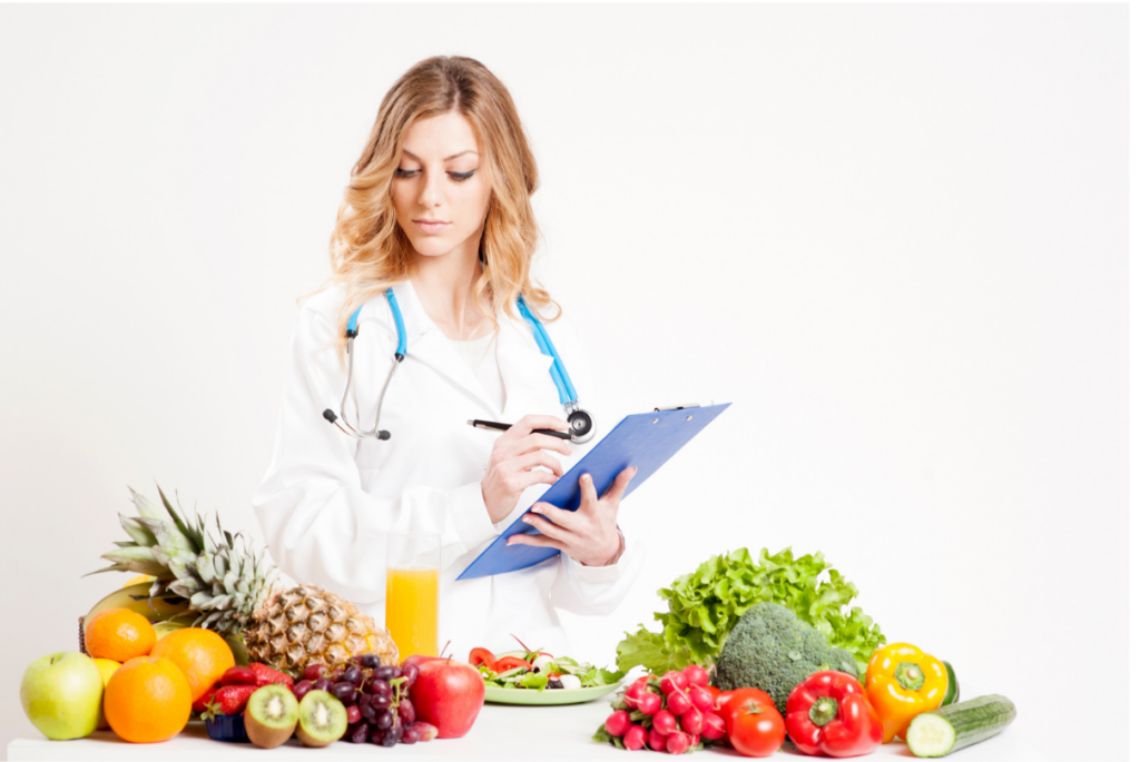 Profissional da saúde com alimentos