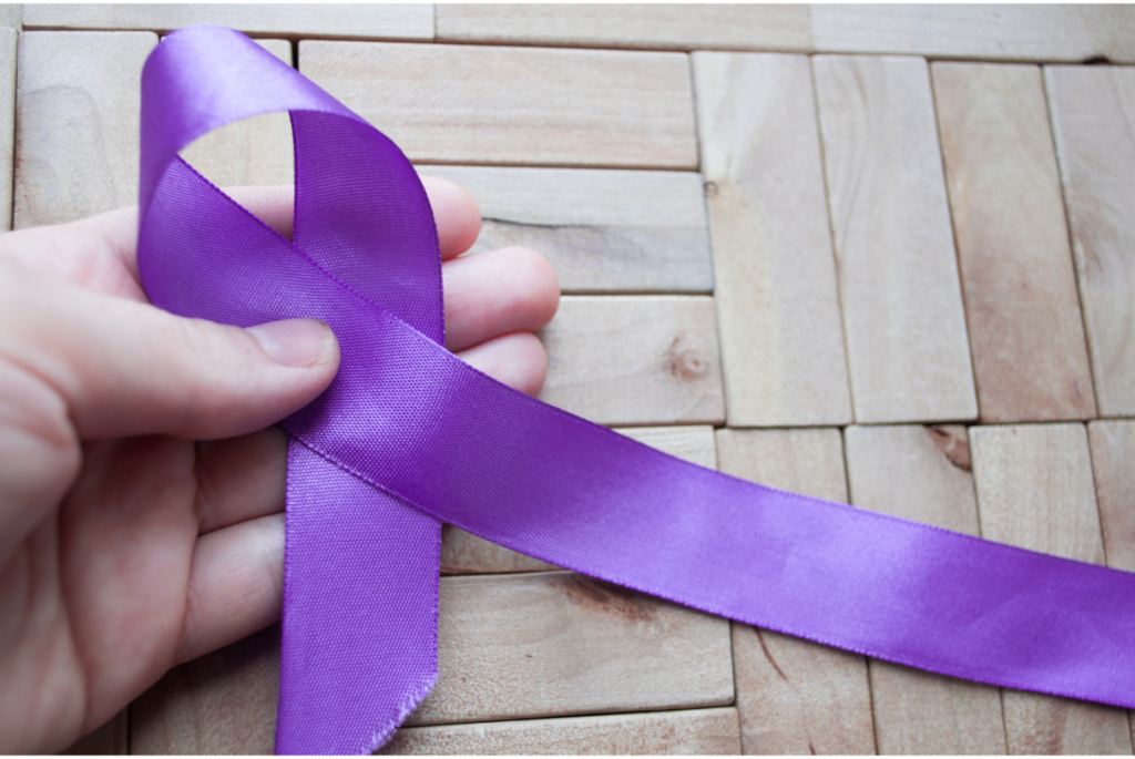 Laço roxo representando doenças autoimunes