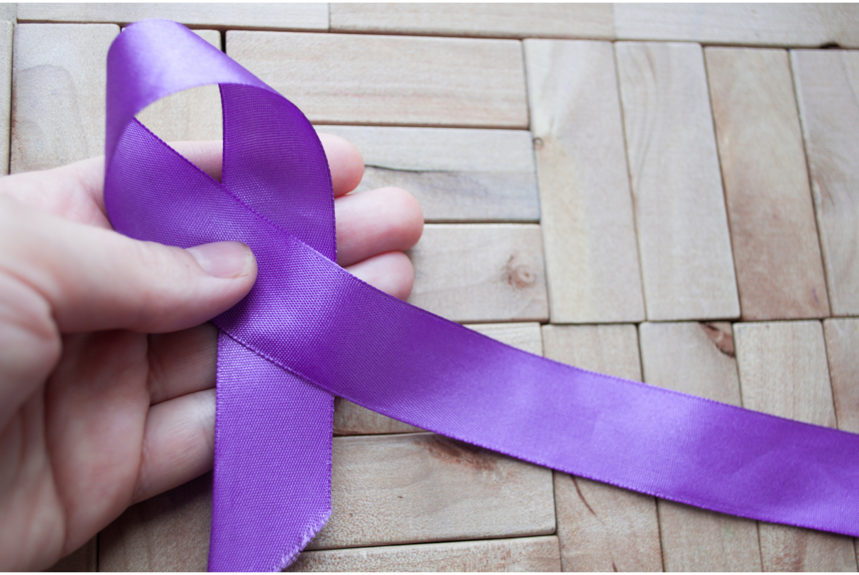 Laço roxo representando doenças autoimunes