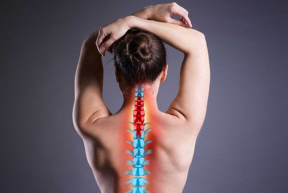 Mulher com braços erguidos com coluna vertebral em destaque