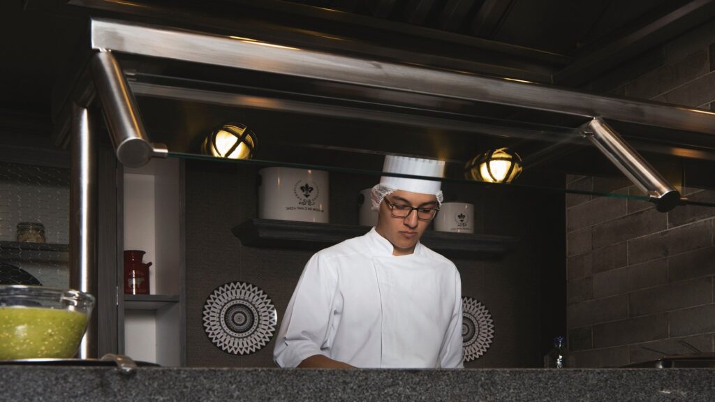 Chef em cozinha profissional