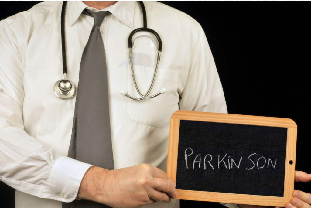Médico segurando placa com Parkinson escrito