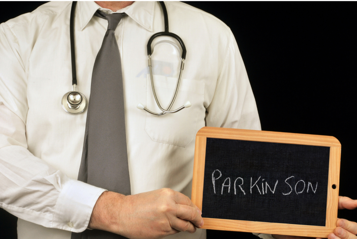 Médico segurando placa com Parkinson escrito