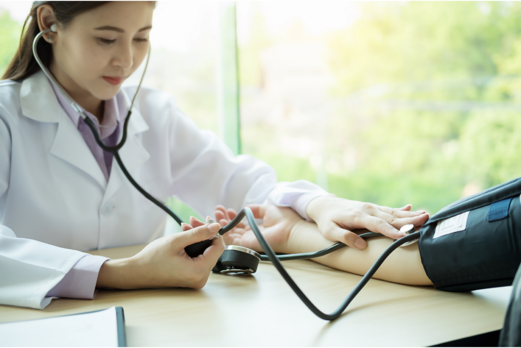Médica aferindo pressão arterial