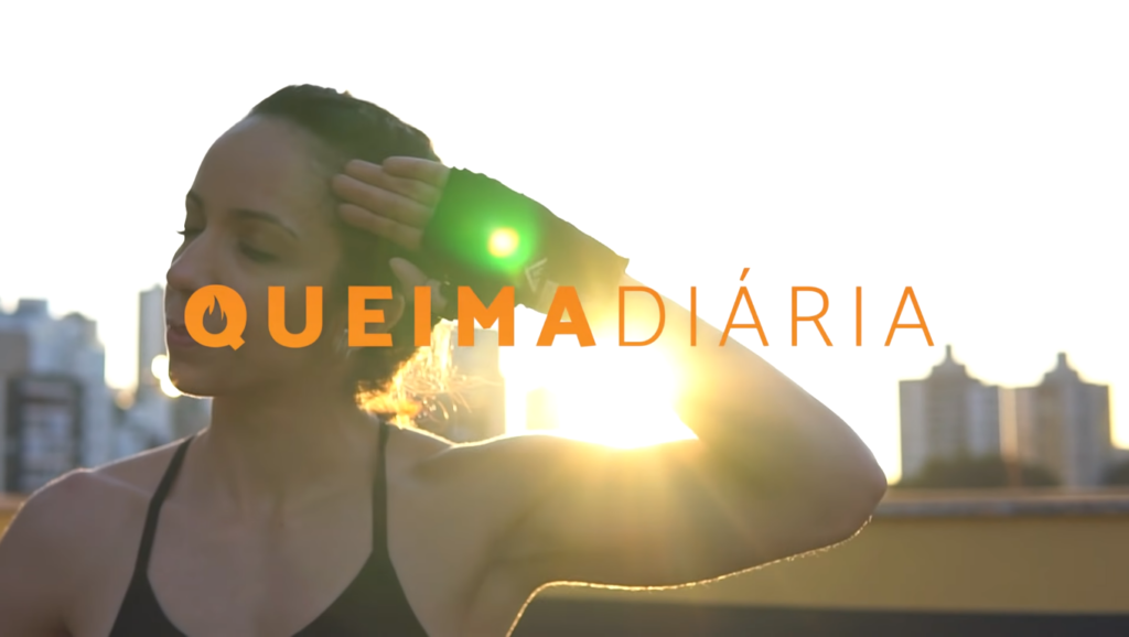 Logo Queima Diária, mulher se exercitando ao fundo