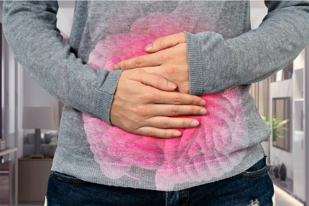 Mulher com mãos sobre esquema de intestino