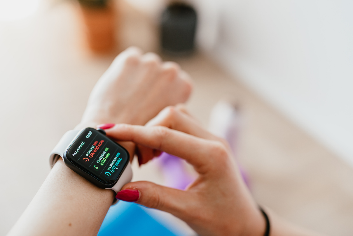 Mulher apertando smartwatch