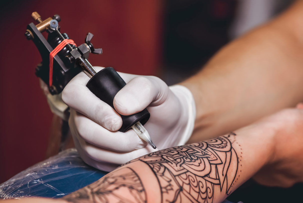 Tatuando o braço