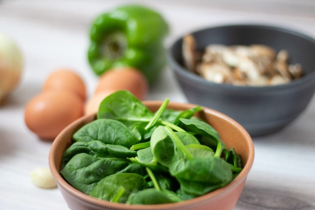 Folhas verdes e ovos, que estão dentre os alimentos que protegem o cérebro