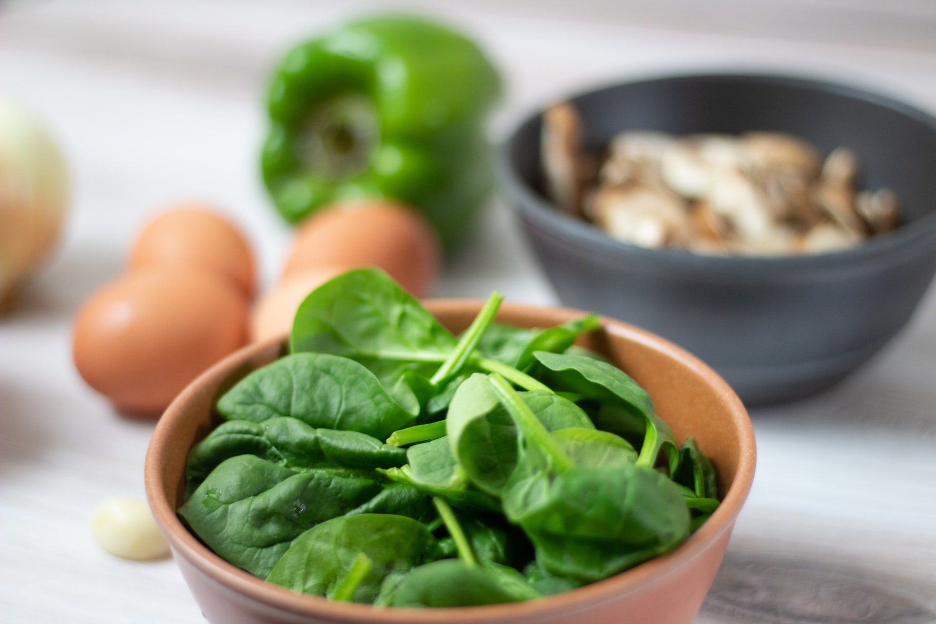 Folhas verdes e ovos, que estão dentre os alimentos que protegem o cérebro