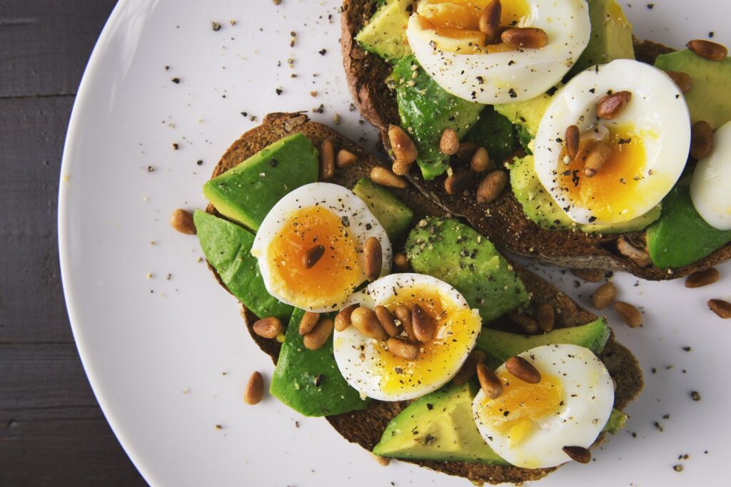 Ovos com abacate e nozes, alimentos que protegem o cérebro