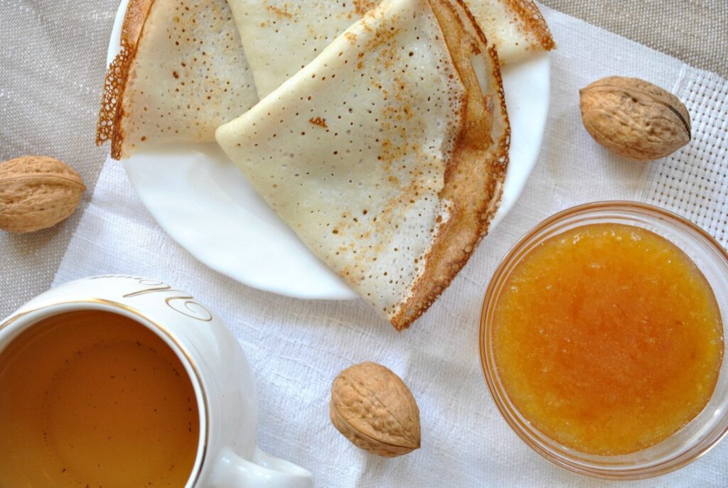 Geléia de camu camu, panqueta, nozes e bebida de camu camu