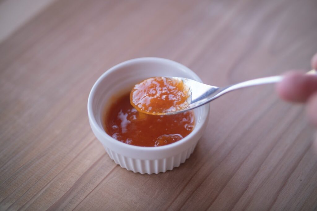 Geleia de camu camu em potinho com colher