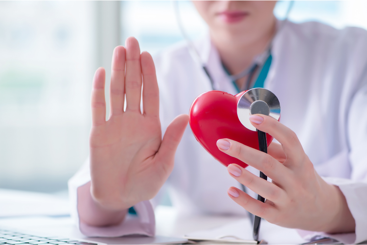 Médica com coração na mão