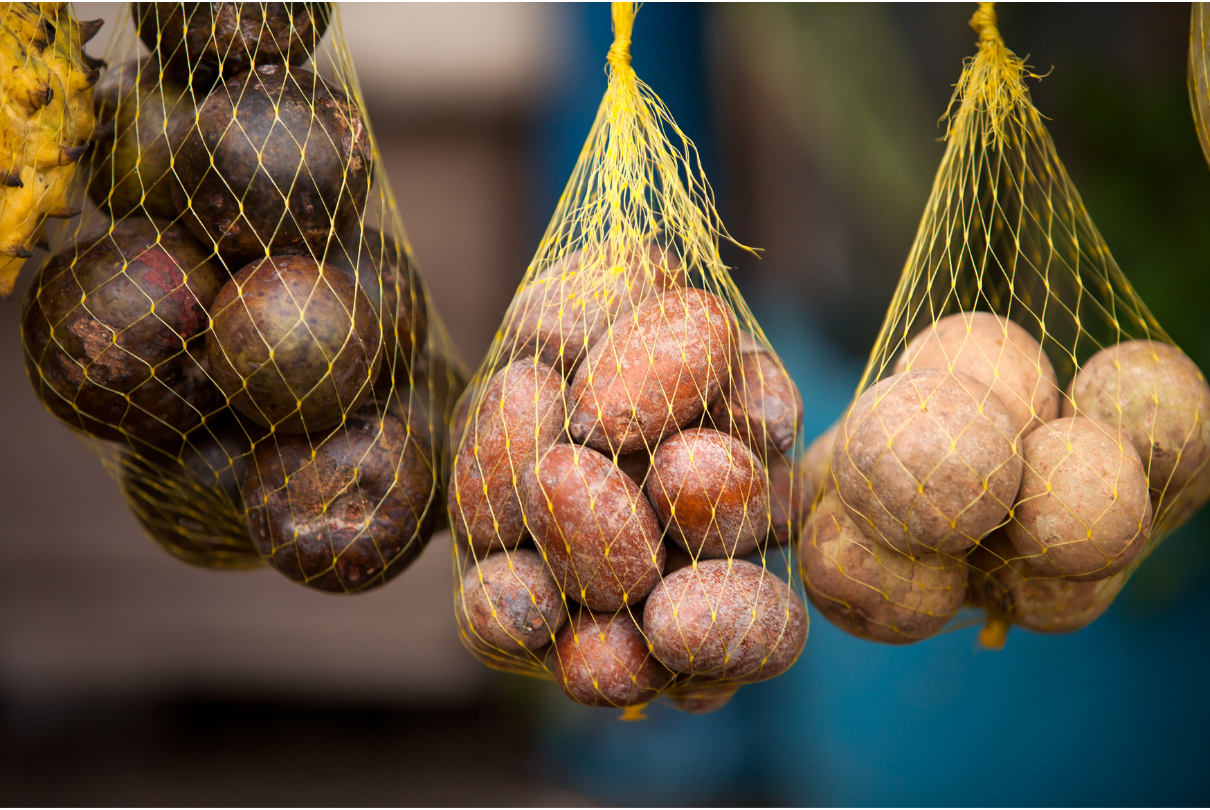 Frutas amazônicas em sacolas de feiras