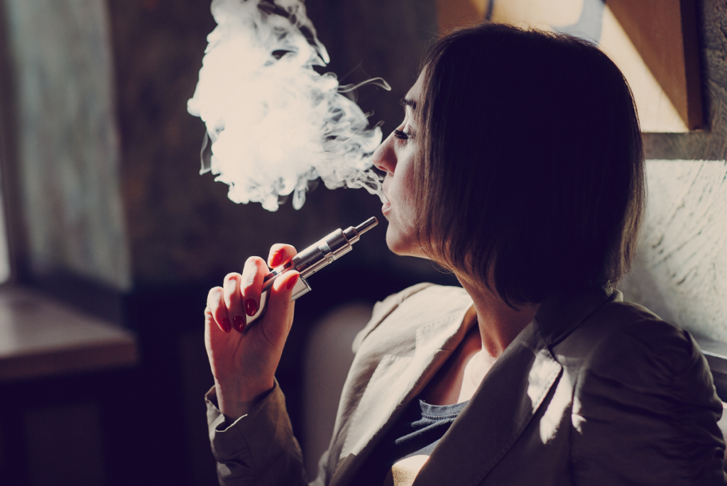 Mulher com cigarro eletrônico