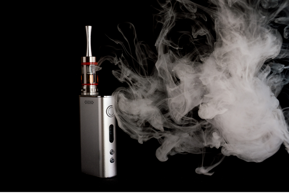Cigarro eletrônico com fumaça