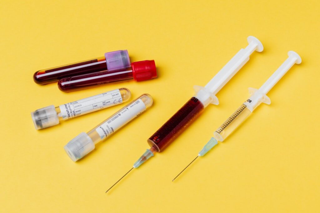 tubos e seringas de coleta de sangue para analisar os riscos do colesterol alto