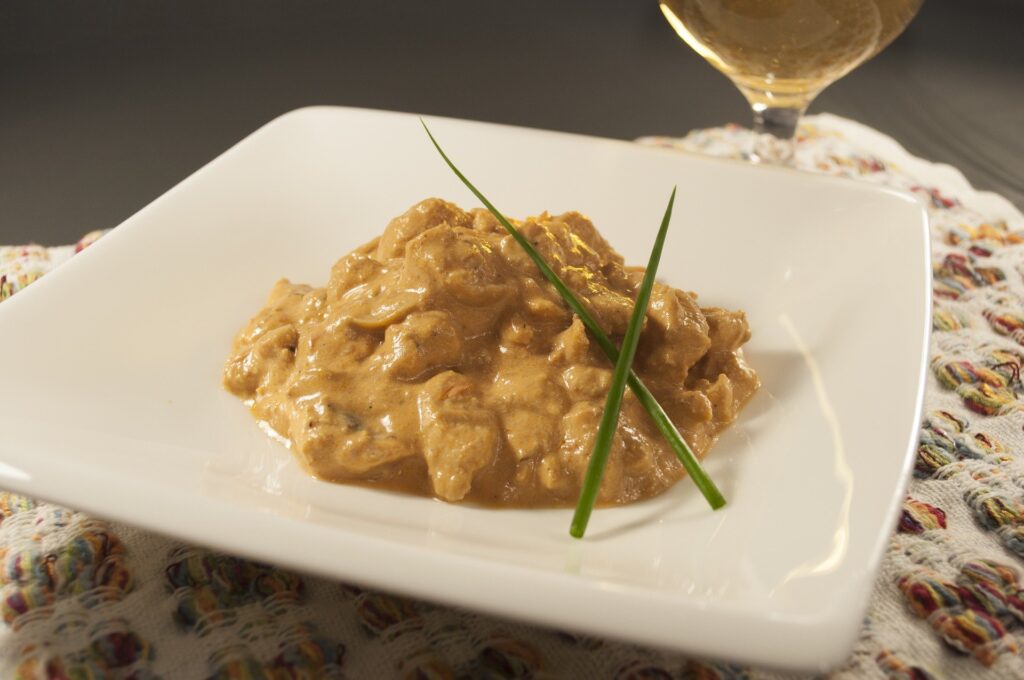Strogonoff, que está entre os pratos aprendidos no Curso cozinha para iniciantes Eduk