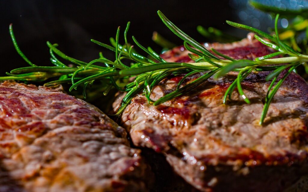 Bife suculento, que está entre os pratos aprendidos no Curso cozinha para iniciantes Eduk
