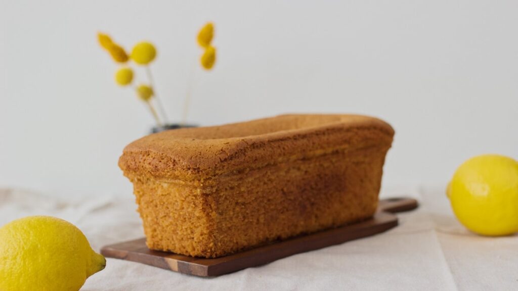 bolo de laranja em tabua de madeira
