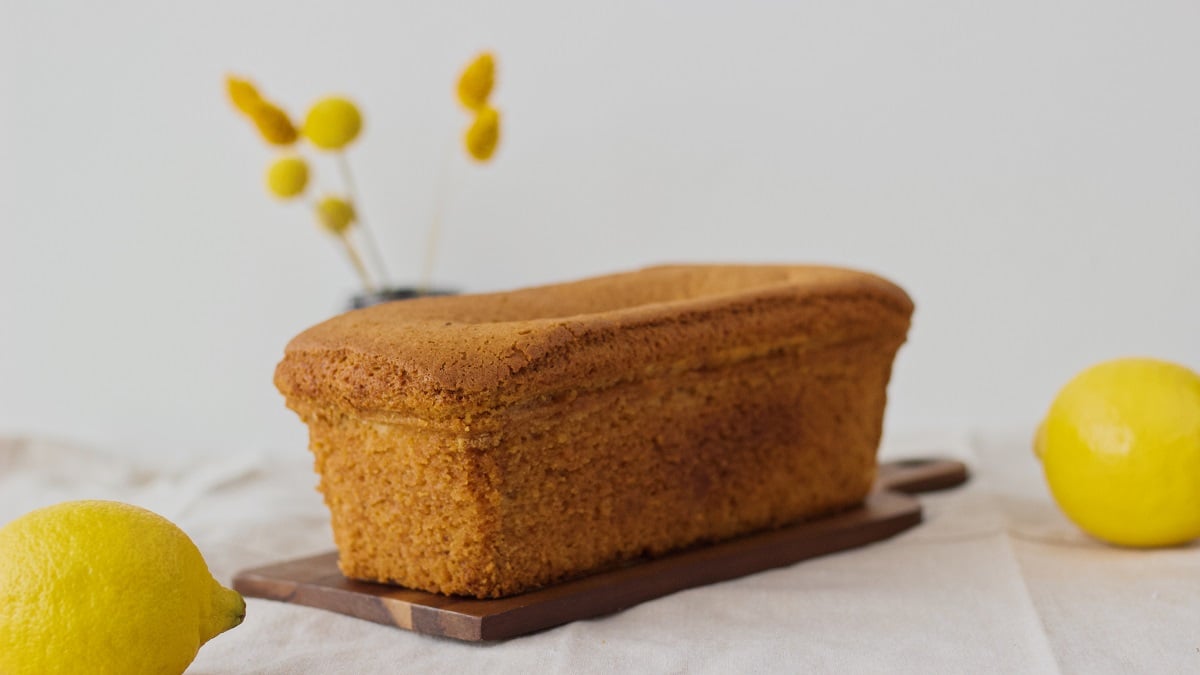 bolo de laranja em tabua de madeira
