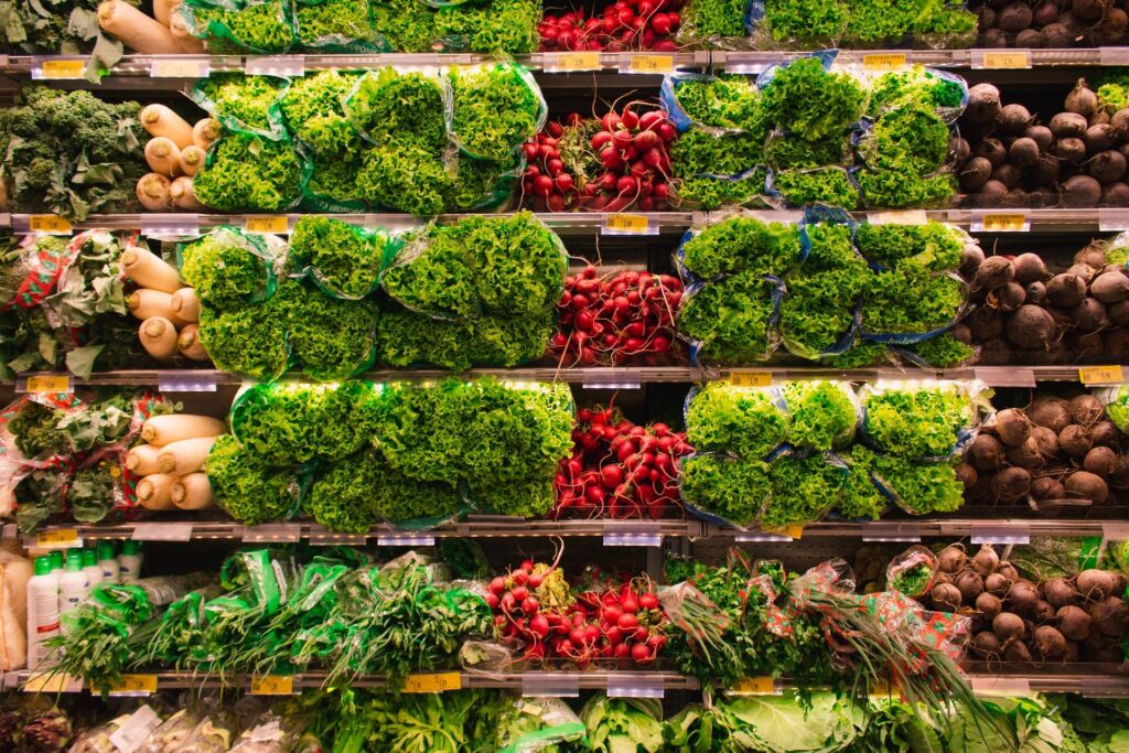 Verduras e legumes em prateleira de mercado, exemplos de ingredientes de receitas nos Cursos online de Gastronomia Learncafe 