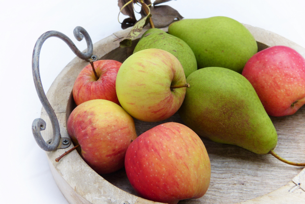 Maçãs e pera na fruteira