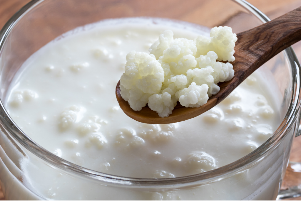 Copo e colher com kefir