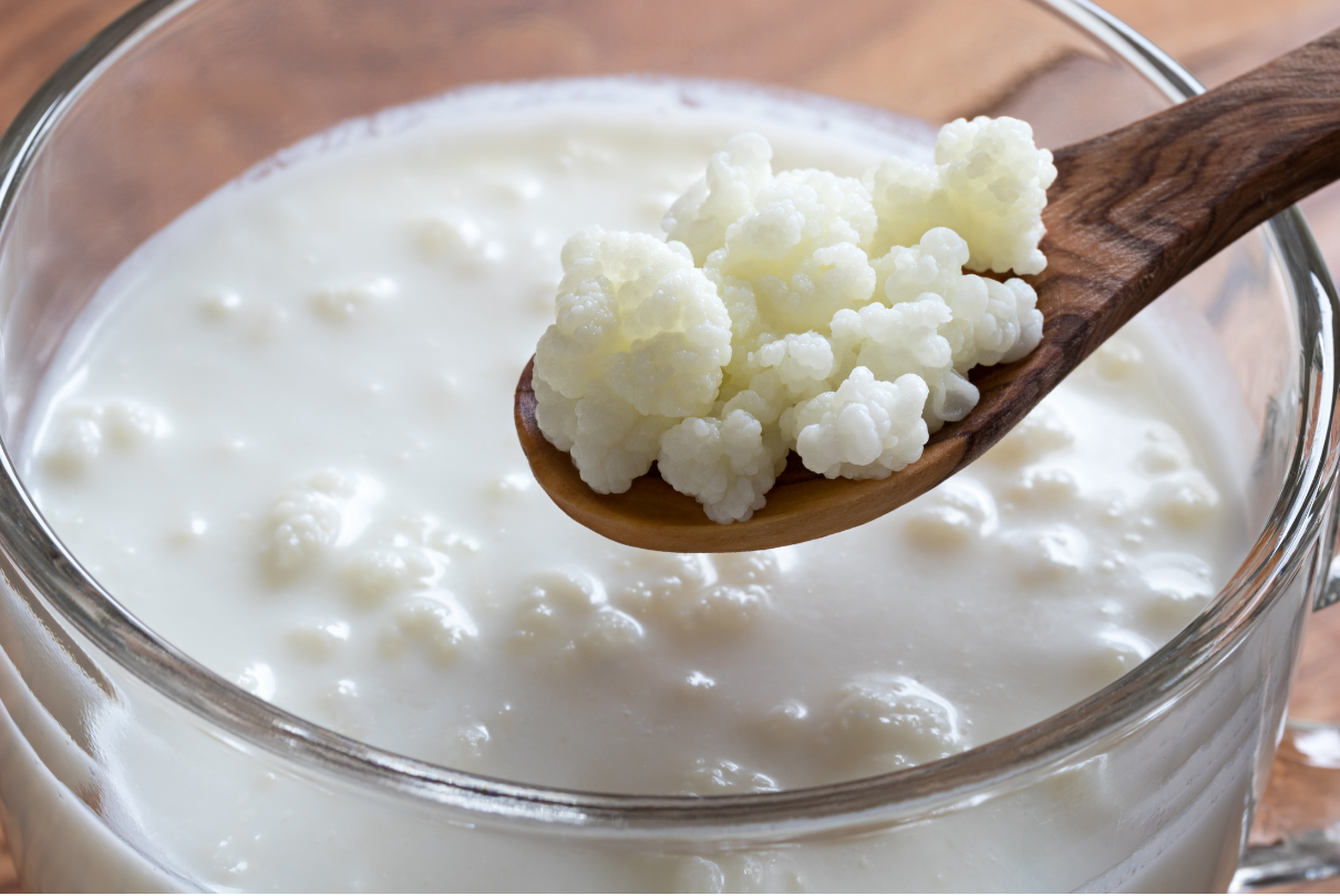 Copo e colher com kefir