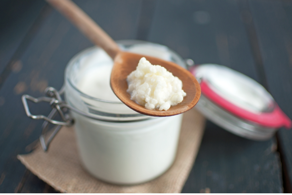 pote e colher com kefir