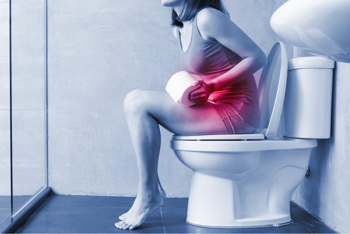 Mulher com intestino vermelho no vaso sanitário