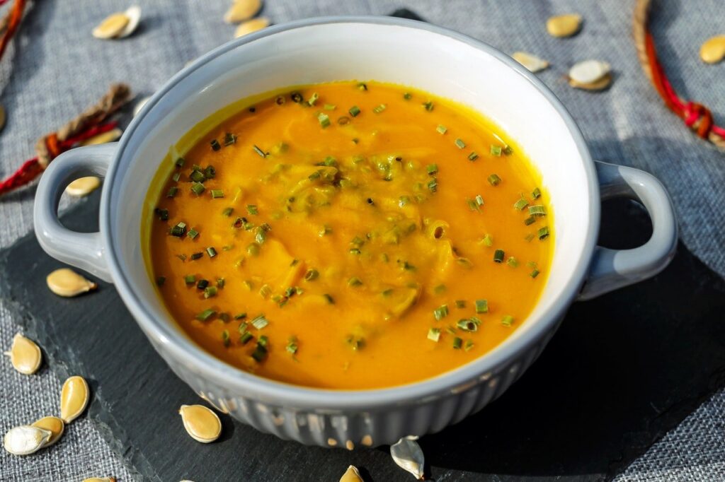 caldo de kenga com milho em panela branca