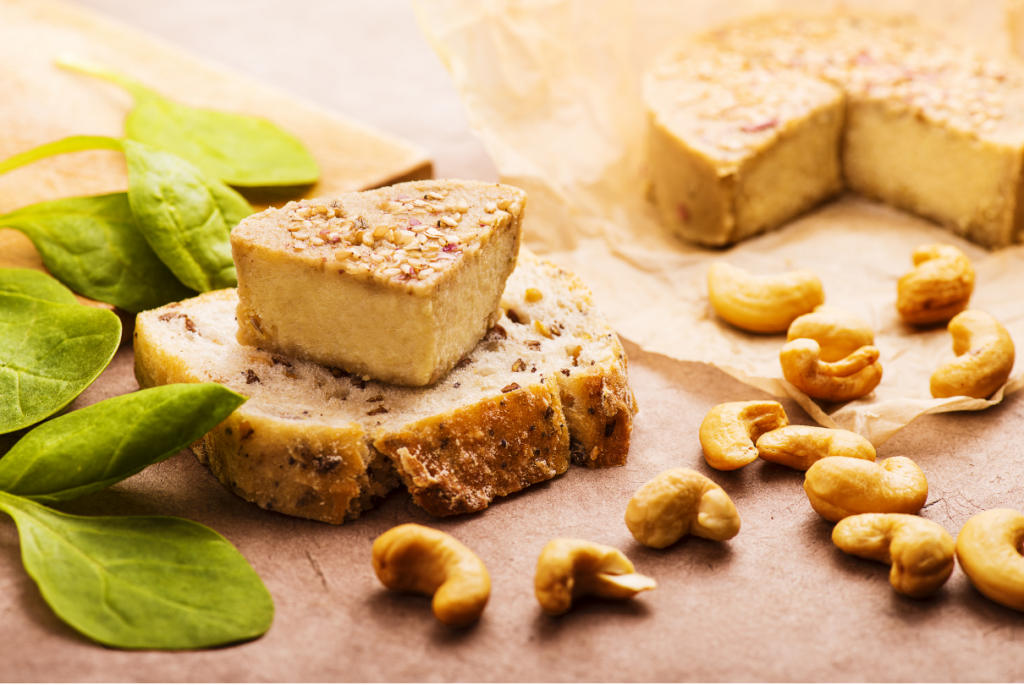 Queijo vegano em cima do pão
