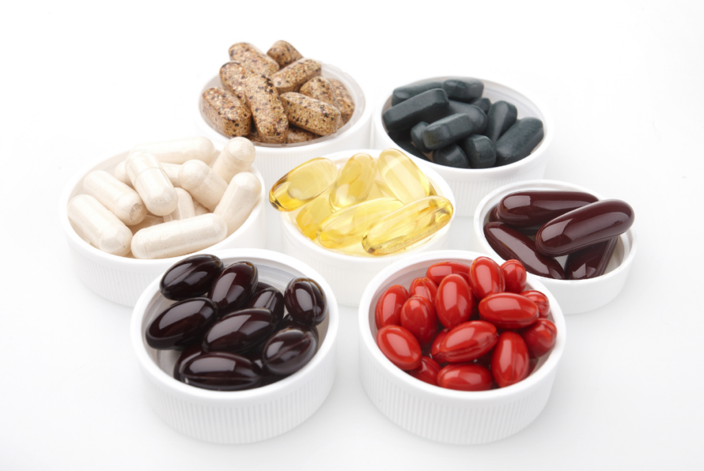 diversas opçoes de suplementos em vasilhames brancos